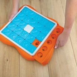 Nina Ottosson Dog Challenge Slider Orange-Turkis -Kjæledyrutstyr Salgsbutikk nina ottosson dog challenge slider orange turkos ee